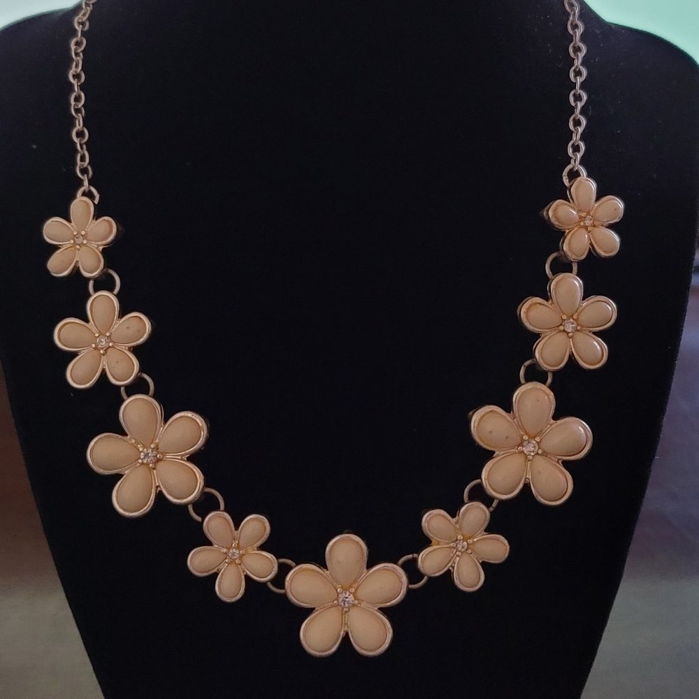 17" Silver Tone & White Flowers w/ Rhinestone Necklace - Fashion, Style, Jewelry